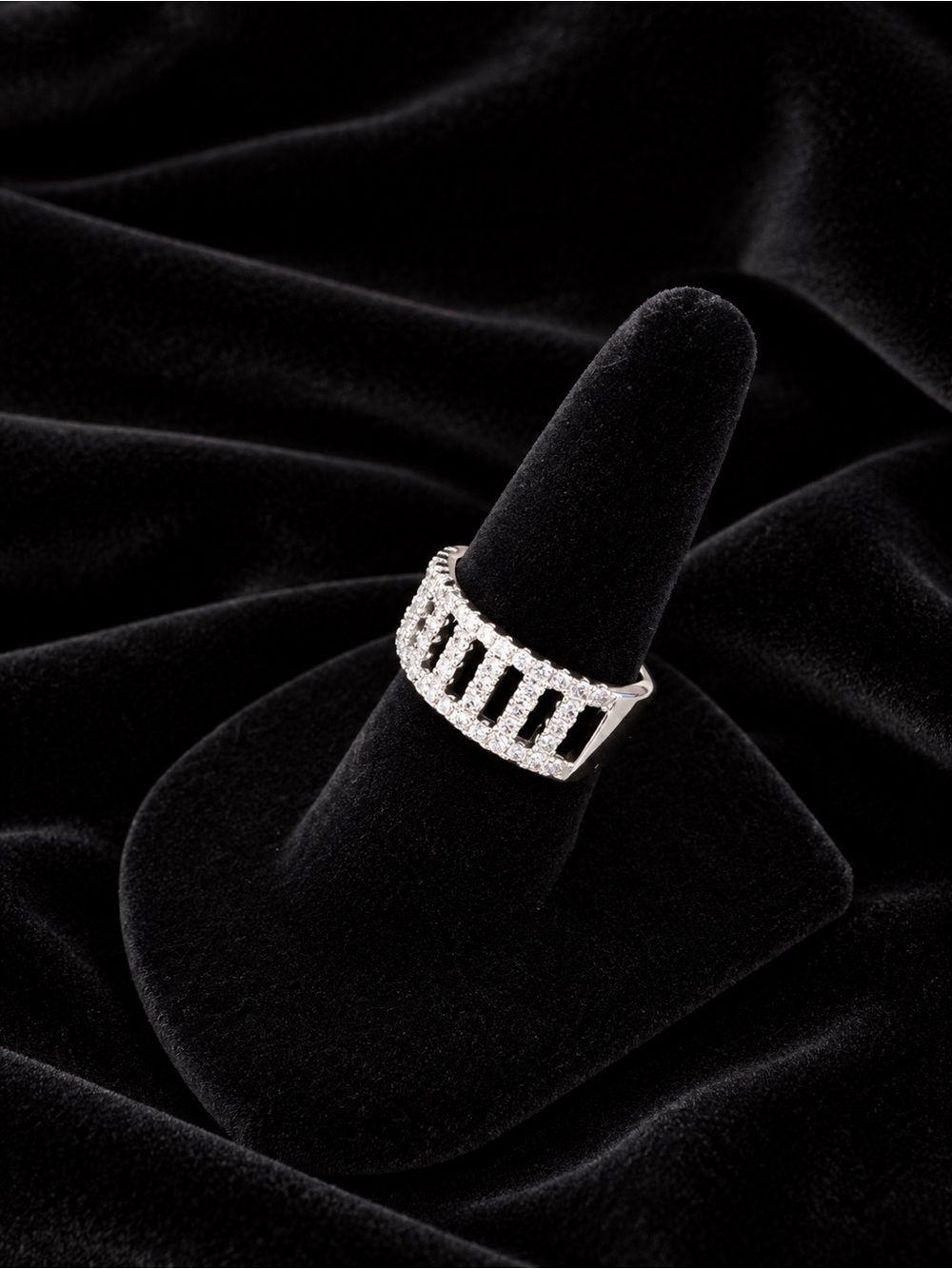 Silver Ring with Tiny Clear Stone Details Size 5